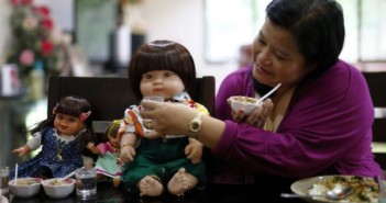 Người Thái “nuôi” búp bê cầu may: dễ thương hay dễ sợ?